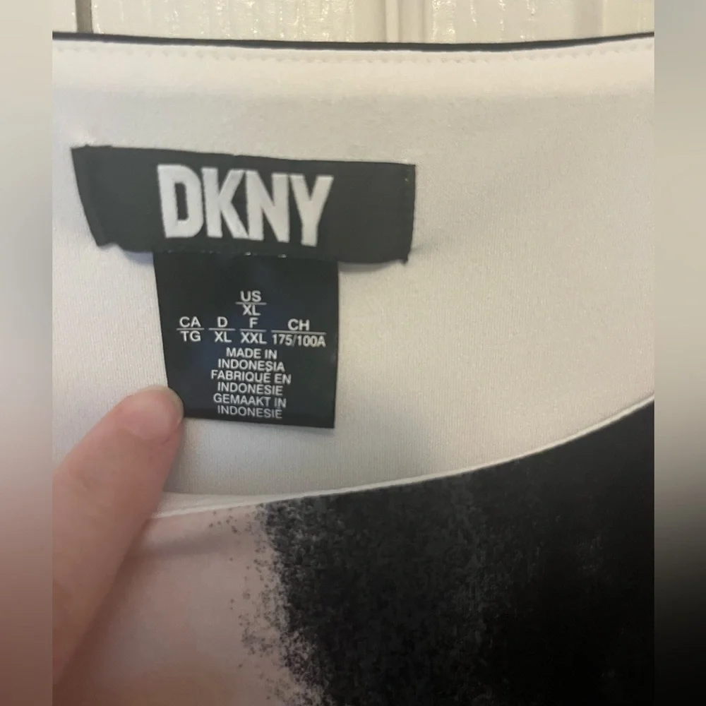 DKNY sleeveless top. With built in shoulder pads. Size XL - Picture 4 of 5